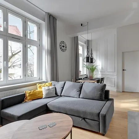 Grand - Two Bedroom, 6 Person Center *